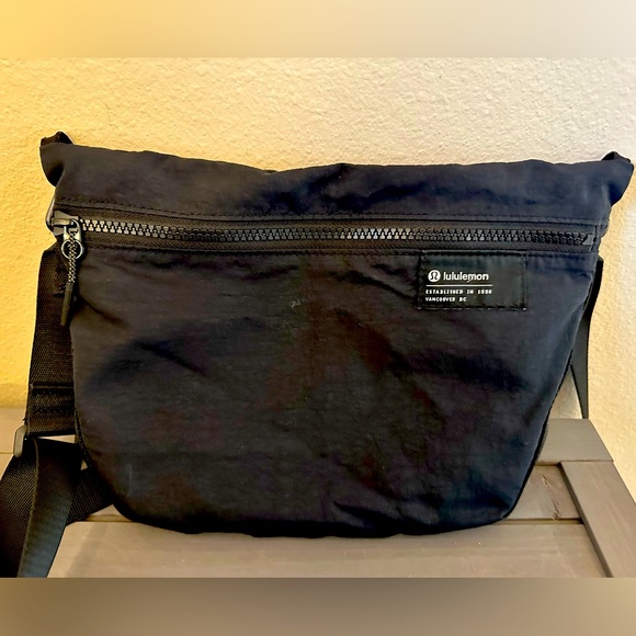 Lululemon Clean Lines Crossbody Bag 2.8L - Picture 2 of 11